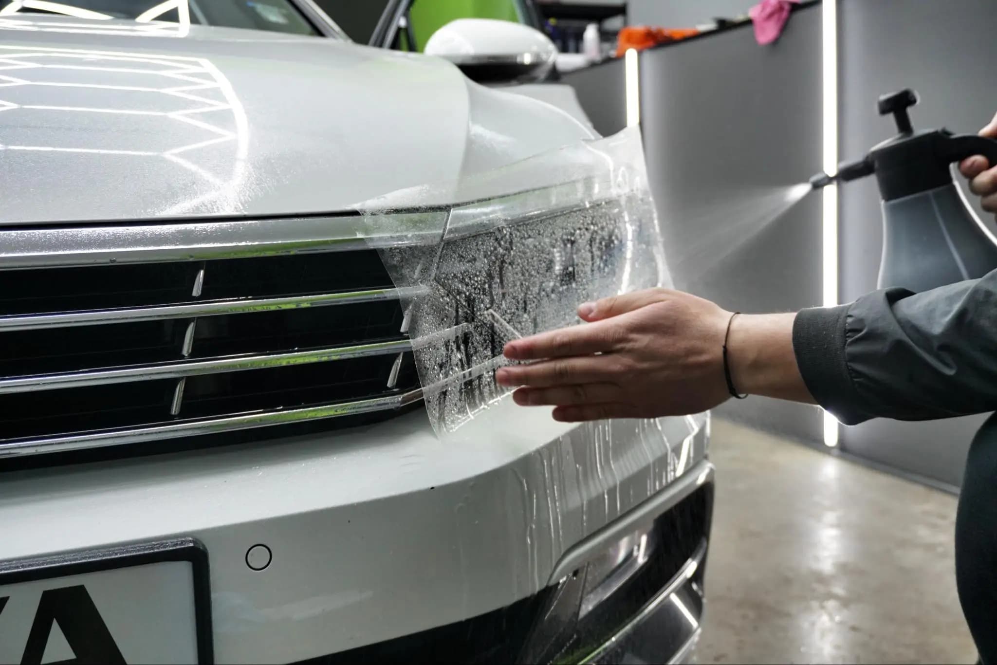 Поставяне на защитно фолио PPF